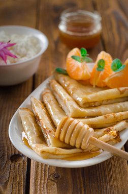 Bal, pekmez, peynir ve mandalina ile taze gözleme. Ahşap arka plan. Üstten Görünüm