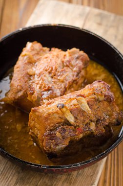 Bir tavada pişmiş domuz kaburga. Ahşap rustik arka plan. Üstten Görünüm. Seçici odak