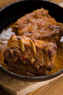 Bir tavada pişmiş domuz kaburga. Ahşap rustik arka plan. Üstten Görünüm. Seçici odak