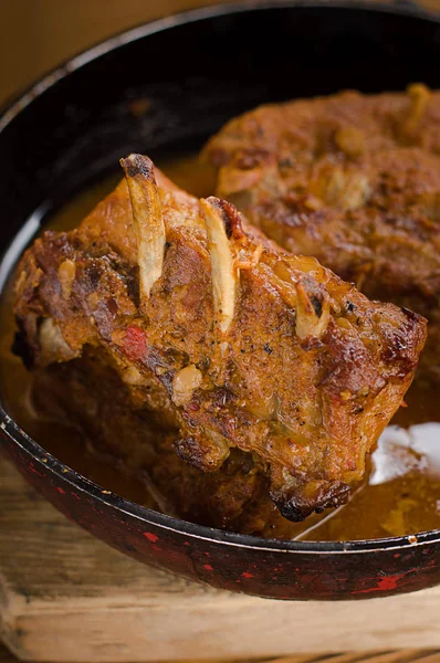 Gebackene Schweinerippchen in einer Pfanne. rustikalen hölzernen Hintergrund. Ansicht von oben. Selektiver Fokus — Stockfoto