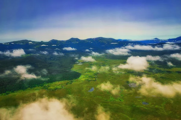 Kamchatka. Natureza selvagem. Campos verdes e vulcões. Vista do helicóptero . — Fotografia de Stock