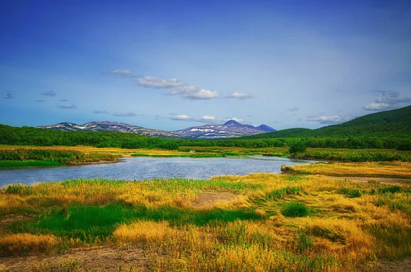 Kamchatka, naturpark, russland. khodutkinskiye heißen Quellen am Fuße des Vulkans Priemysch — Stockfoto