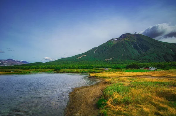 Kamchatka, Nature Park, Russia. Khodutkinskiye hot springs at the foot of volcano Priemysh — Stock Photo, Image