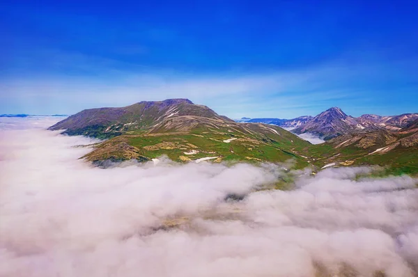 Kamçatka. Vahşi doğa. Yeşil alanlar ve volkanlar. Helikopterden görüntülemek. — Stok fotoğraf