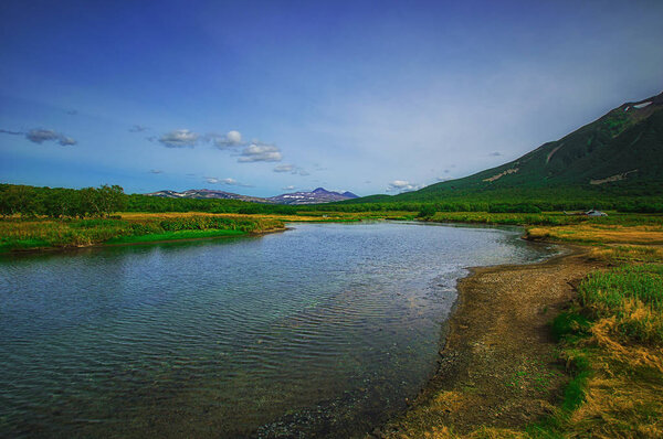 Камчатка, Природный парк, Россия. Ходуткинские горячие источники у подножия вулкана Приемыш
