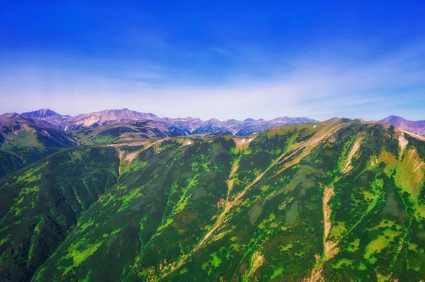 Камчатка. Дикої природи. Зелені поля і вулканів. Вид з вертольота. — стокове фото