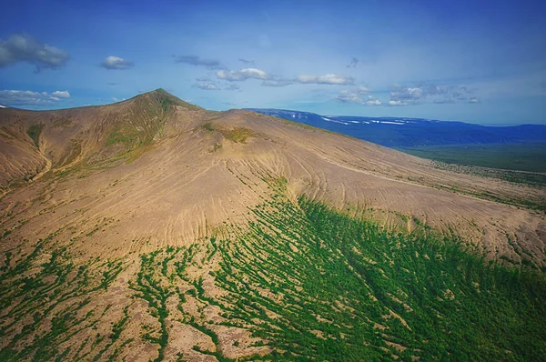 Kamtsjatka. Wilde natuur. Groene velden en vulkanen — Stockfoto