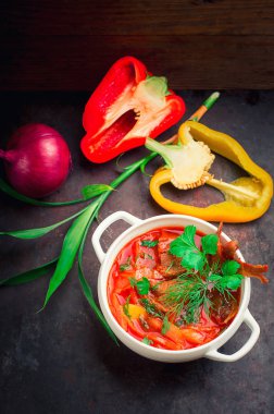 Pancar çorbası et ve beyaz tabakta Yeşiller ile. Geleneksel Ukraynalı Rus kırmızı çorba. Eski siyah rustik geçmiş. Üstten Görünüm