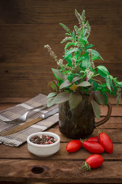 Ervas, especiarias e tomates no fundo escuro. Conceito vegetariano. Fundo rústico de madeira. Vista superior — Fotografia de Stock