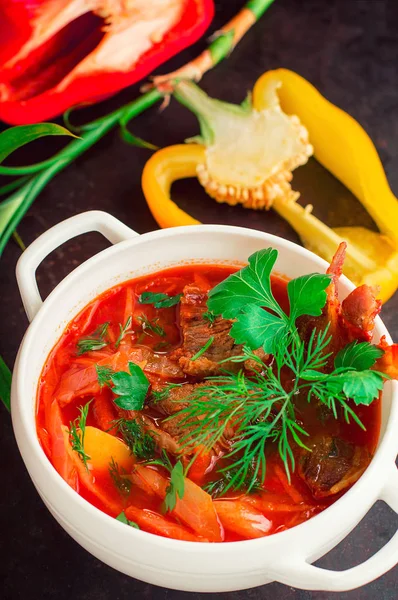 Borscht con carne e verdure sul piatto bianco. Minestra rossa russa ucraina tradizionale. Vecchio sfondo nero rustico. Vista dall'alto — Foto Stock