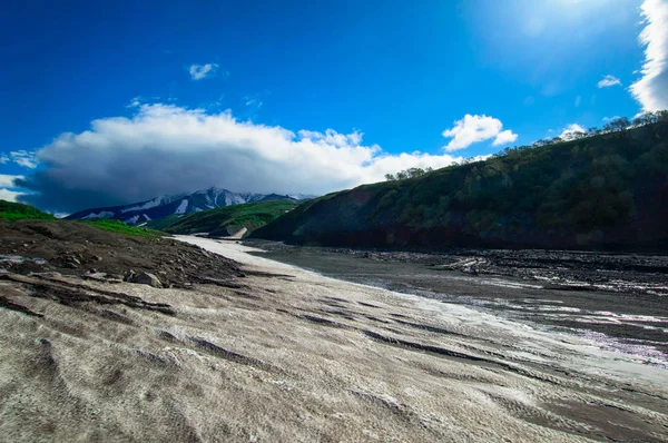 พื้นที่ภูเขาไฟ ภูเขาไฟ Avachinsky ภูเขาไฟที่ใช้งานของคาบสมุทร Kamchatka รัสเซีย ตะวันออกไกล . — ภาพถ่ายสต็อก