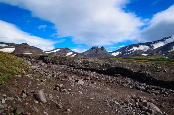 Paisagem vulcânica. Vulcão de Avachinsky - vulcão ativo de Península de Kamchatka. Rússia, Extremo Oriente . — Fotografia de Stock