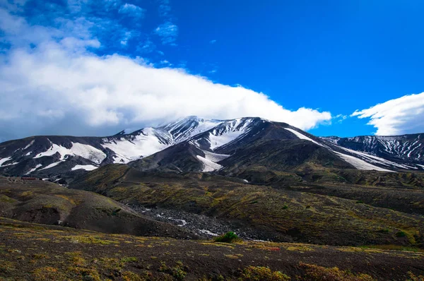 พื้นที่ภูเขาไฟ ภูเขาไฟ Avachinsky ภูเขาไฟที่ใช้งานของคาบสมุทร Kamchatka รัสเซีย ตะวันออกไกล . — ภาพถ่ายสต็อก