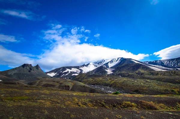 Vulkanlandschaft. Awatschinski Vulkan - aktiver Vulkan der Halbinsel Kamtschatka. Russland, ferner Osten. — Stockfoto