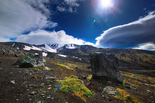 Vulkanische landschap. Avatsjinskaja Sopka vulkaan - actieve vulkaan van het Russische schiereiland Kamtsjatka. Rusland, verre Oosten. — Stockfoto