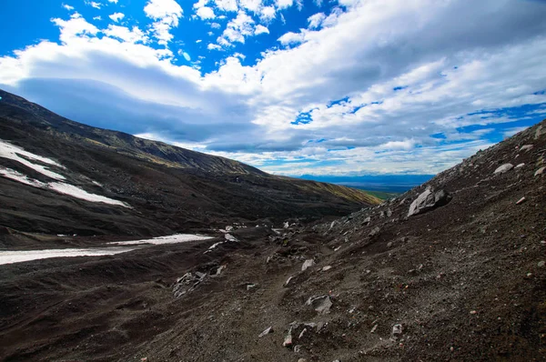 Vulkaniska landskapet. Avachinsky Volcano - aktivvulkan av Kamtjatkahalvön. Ryssland, Fjärran Östern. — Stockfoto