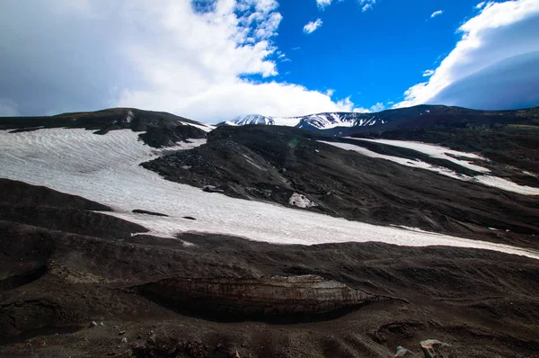 Vulkaniska landskapet. Avachinsky Volcano - aktivvulkan av Kamtjatkahalvön. Ryssland, Fjärran Östern. — Stockfoto