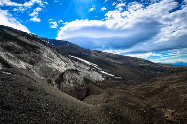 Ηφαιστειακό τοπίο. Αβατσίνσκι ηφαίστειο - ενεργό ηφαίστειο των χερσόνησο Καμτσάτκα. Ρωσία, Άπω Ανατολή. — Φωτογραφία Αρχείου