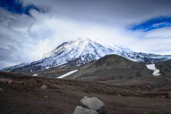 Paisaje de montaña: vista del volcán Koryaksky activo en un día soleado. Koryaksky-Avachinsky Grupo de Volcanes, Península de Kamchatka, Rusia, Extremo Oriente — Foto de Stock