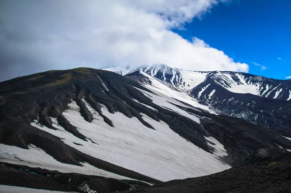 Vulkanische landschap. Avatsjinskaja Sopka vulkaan - actieve vulkaan van het Russische schiereiland Kamtsjatka. Rusland, verre Oosten. — Stockfoto