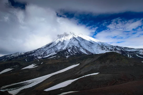Paisagem montesa: vista sobre o vulcão Koryaksky ativo em um dia ensolarado. Koryaksky-Avachinsky Grupo de Vulcões, Península de Kamchatka, Rússia, Extremo Oriente — Fotografia de Stock