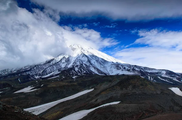 Paisaje de montaña: vista del volcán Koryaksky activo en un día soleado. Koryaksky-Avachinsky Grupo de Volcanes, Península de Kamchatka, Rusia, Extremo Oriente — Foto de Stock