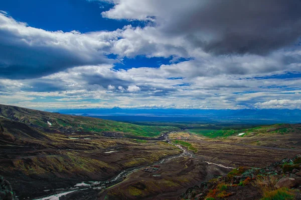 Wulkaniczny krajobraz. Wulkan Avachinsky - czynny wulkan półwyspu Kamczatka. Rosja, Daleki Wschód. — Zdjęcie stockowe