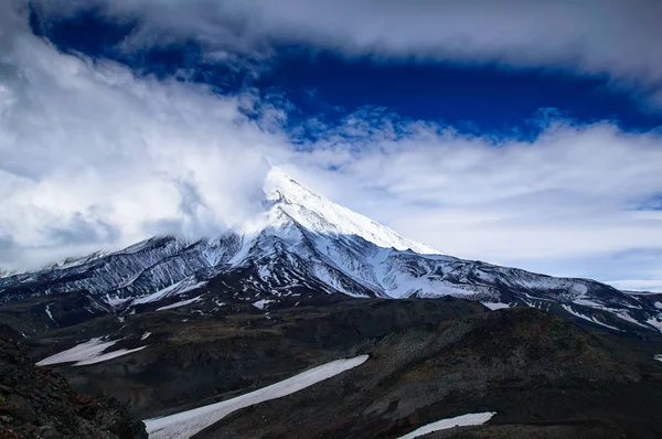 Bergslandskap: Visa på aktiv Koryaksky vulkan på en solig dag. Koryaksky-Avachinsky grupp av vulkaner, Kamtjatka, Ryssland, Fjärran Östern — Stockfoto