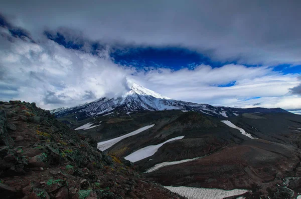 산 풍경: 화창한 날에 Koryaksky 활화산에 보기. 화산, 캄차카 반도, 러시아 극동의 Koryaksky Avachinsky 그룹 — 스톡 사진