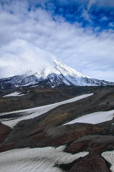 Paisagem montesa: vista sobre o vulcão Koryaksky ativo em um dia ensolarado. Koryaksky-Avachinsky Grupo de Vulcões, Península de Kamchatka, Rússia, Extremo Oriente — Fotografia de Stock