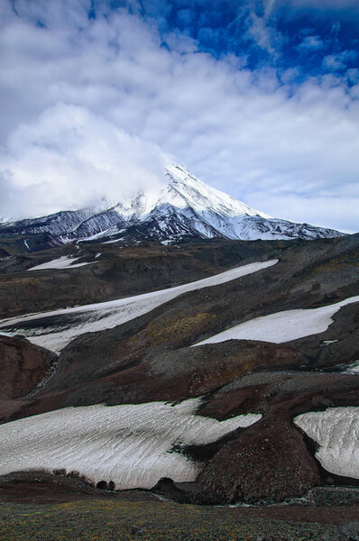 Mountain landscape: view on active Koryaksky Volcano on a sunny day. Koryaksky-Avachinsky Group of Volcanoes, Kamchatka Peninsula, Russia, Far East — Stock Image Mountain landscape: view on active Koryaksky Volcano on a sunny day. Koryaksky-Avachinsky Group of Volcanoes, Kamchatka Peninsula, Russia, Far East — Stock Photo, Image