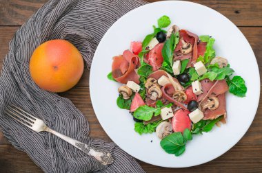 Ispanak, peynir, jambon, greyfurt ve ahşap kırsal arka plan üzerinde balsamik soslu salata. Üstten Görünüm. Yakın çekim