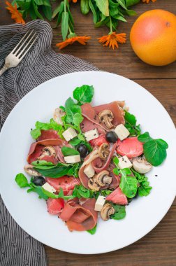 Ispanak, peynir, jambon, greyfurt ve ahşap kırsal arka plan üzerinde balsamik soslu salata. Üstten Görünüm. Yakın çekim