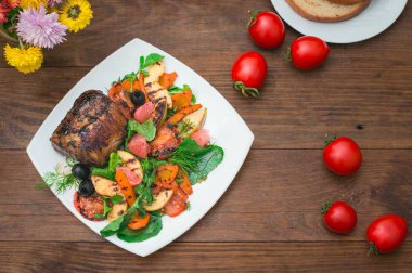 Sığır eti biftek ızgara sebze, ıspanak ve greyfurt elma ile. Ahşap rustik arka plan. Üstten Görünüm