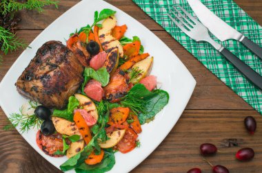 Sığır eti biftek ızgara sebze, ıspanak ve greyfurt elma ile. Ahşap rustik arka plan. Üstten Görünüm