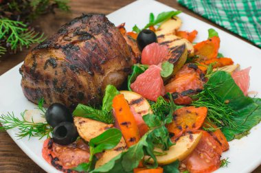 Sığır eti biftek ızgara sebze, ıspanak ve greyfurt elma ile. Ahşap rustik arka plan. Üstten Görünüm