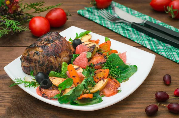 Hovězí steak s grilovanou zeleninou, špenátem a grapefruitu s jablky. Dřevěný rustikální pozadí. Pohled shora — Stock fotografie