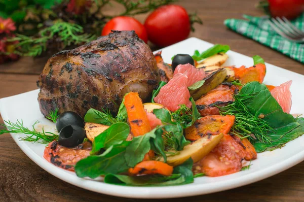 Rindersteak mit gegrilltem Gemüse, Spinat und Grapefruit mit Äpfeln. rustikalen hölzernen Hintergrund. Ansicht von oben — Stockfoto