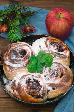 Ev yapımı vişneli tart elma bir arka plan üzerine nane fışkın ve pudra şekeri ile serpilir. Ahşap rustik arka plan. Üstten Görünüm