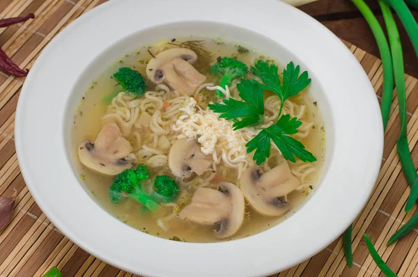 Zuppa di funghi con verdure, aglio e parmigiano. Stile rustico. Sfondo rustico in legno. Vista dall'alto — Foto Stock