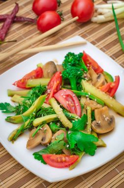 Mantar, avokado, domates ve yeşillik salatası. Ahşap rustik arka plan. Üstten Görünüm