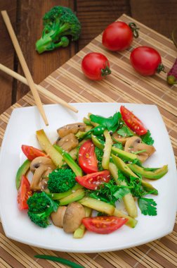 Mantar, avokado, domates ve yeşillik salatası. Ahşap rustik arka plan. Üstten Görünüm