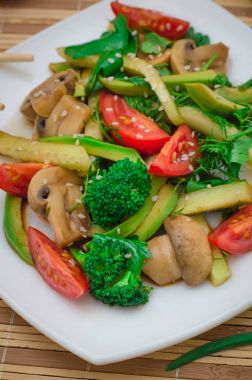 Mantar, avokado, domates ve yeşillik salatası. Ahşap rustik arka plan. Üstten Görünüm