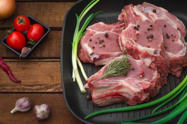 Biftek yemek pişirmek için malzemeler siyah demir tava ızgara sığır eti biftek kızartma. Ahşap rustik arka plan. Üstten Görünüm, yatay kompozisyon