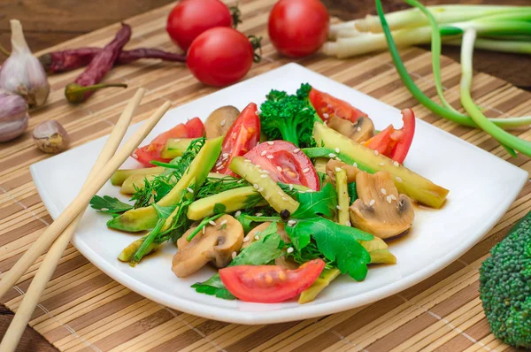 Ensalada con champiñones, aguacate, tomates y verduras. Fondo rústico de madera. Vista superior — Foto de Stock