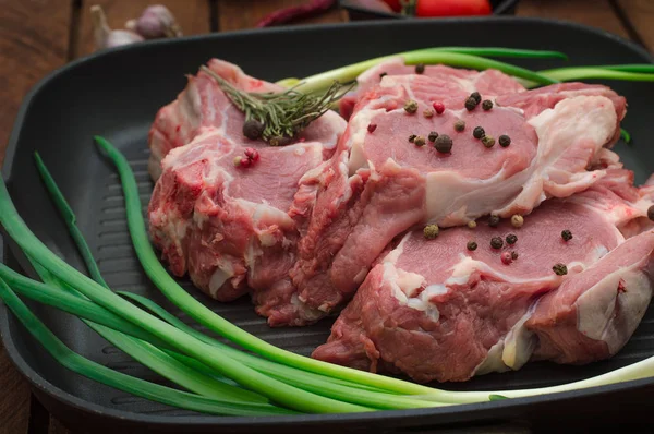 Ingredientes para cozinhar costela olho assado bife na panela de grelhar ferro preto. Fundo rústico de madeira. Vista superior, composição horizontal — Fotografia de Stock