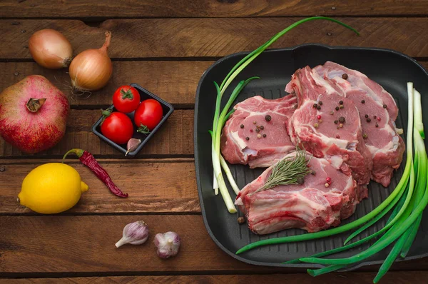 Zutaten zum Kochen Rib Eye Roastbeef Steak auf schwarzem Eisen Grillpfanne. rustikalen hölzernen Hintergrund. Ansicht von oben, horizontale Zusammensetzung — Stockfoto