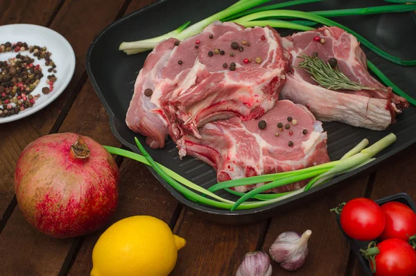 Ingredientes para cocinar chuletón de carne asada en sartén de hierro negro. Fondo rústico de madera. Vista superior, composición horizontal —  Fotos de Stock