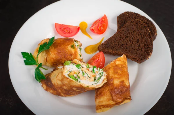 Süzme peynir, otlar ve domates ile ev yapımı Fransız omlet. Eski siyah rustik geçmiş. Üstten Görünüm — Stok fotoğraf