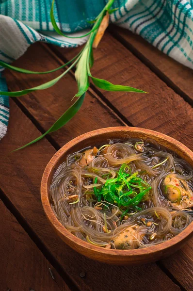 Cucina giapponese, zuppa di maiale chashu, erba cipollina, germogli, tagliatelle e alghe sul tavolo sotto la luce del sole. Sfondo rustico in legno. Vista dall'alto — Foto Stock